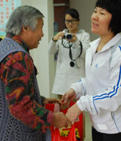 2010春节范罗岗社区慰问困难户